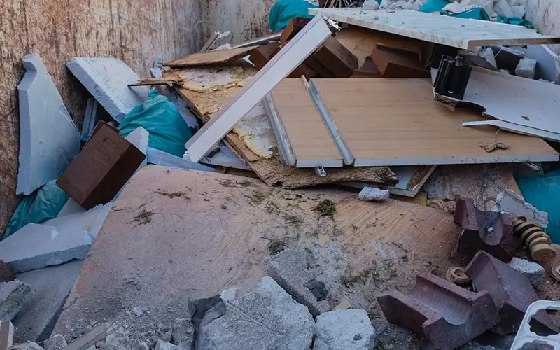Sperrmüll und Bauschutt in einem Kellerraum vor der Entrümpelung